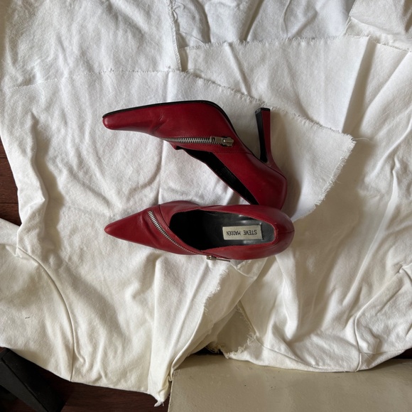 Steve Madden Zipper Red Pumps High Heels. Size 7 - Picture 4 of 4